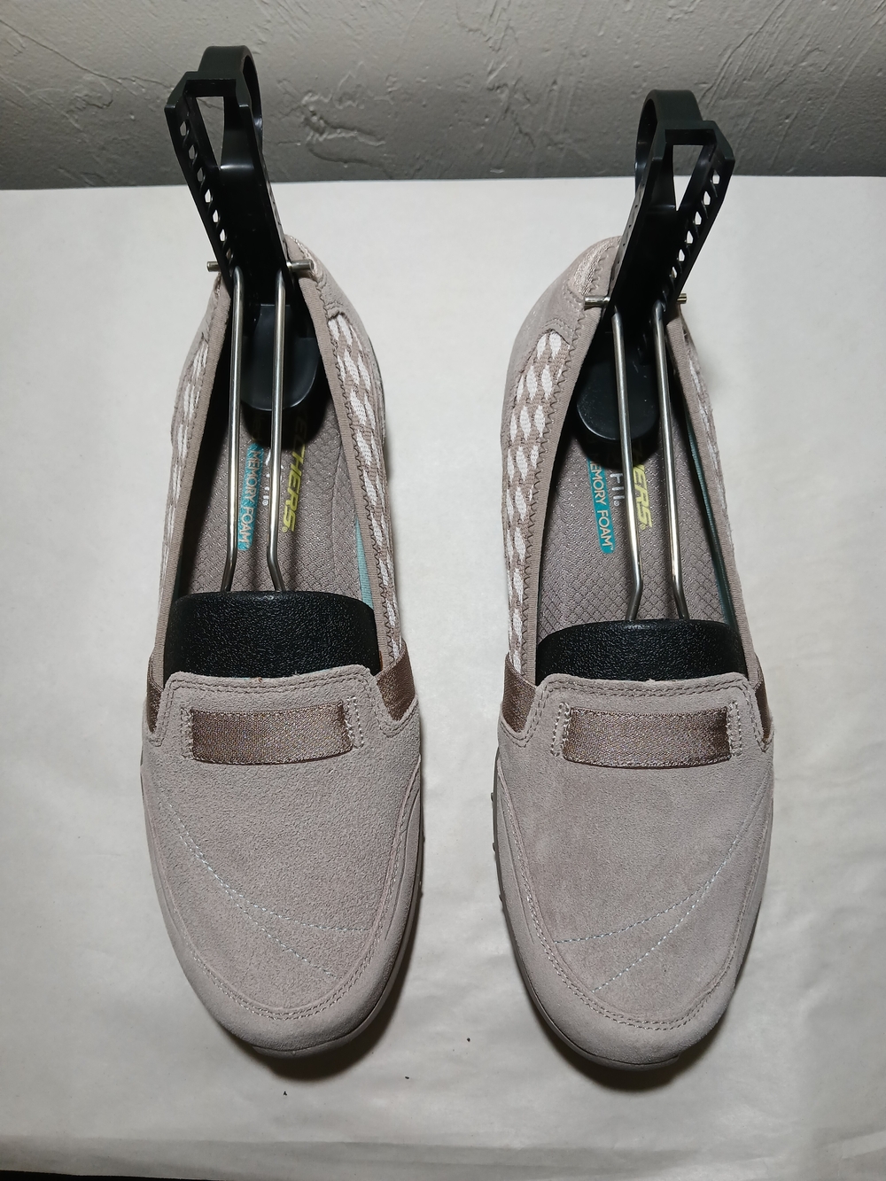 Sketcher's Women's US 8.5 Relaxed Fit Air-Cooled Memory Foam Gray Suede Shoes